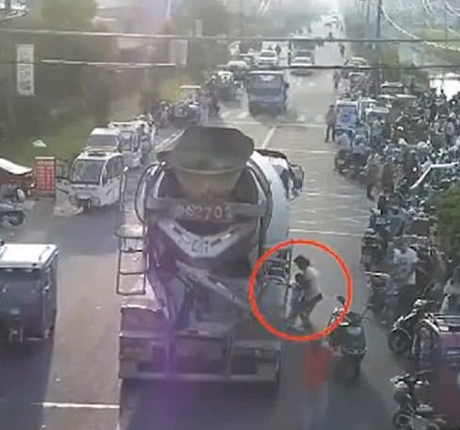 Video: Bị xe trộn bê tông kéo đi 30m, bé 3 tuổi may mắn thoát chết