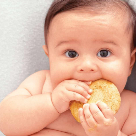 Các mẹo nhỏ mẹ nên biết khi cho bé ăn dặm để nhận được sự hợp tác từ bé
