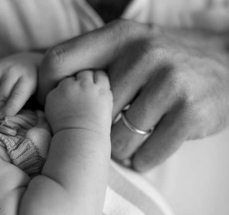 Rớt nước mắt với bức thư gửi con sơ sinh vừa qua đời: Xung quanh ai cũng áp con vào ngực, riêng mẹ thì...