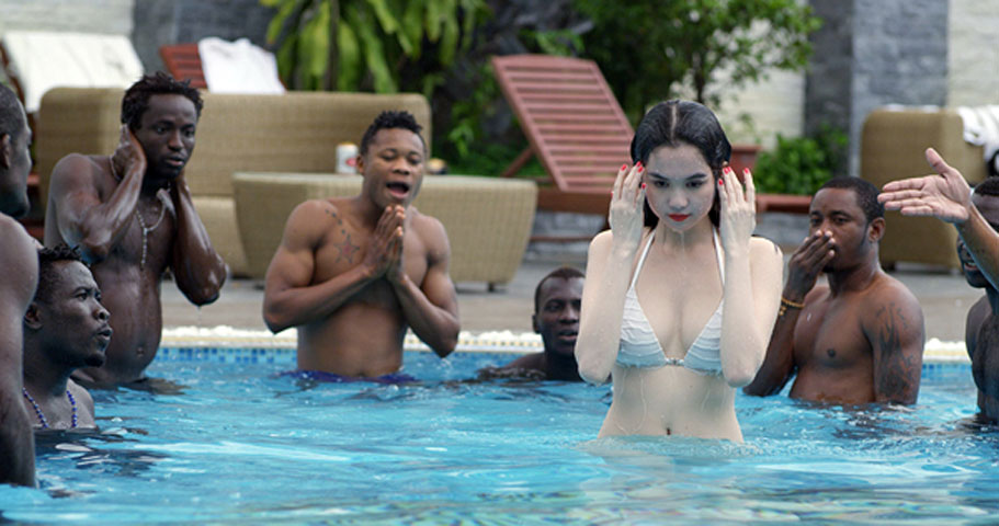  Trong phim mới của Đỗ Quang Hải, Nữ hoàng nội y Ngọc Trinh diện bikini nóng bỏng ở một phân cảnh ngắn tại hồ bơi. 