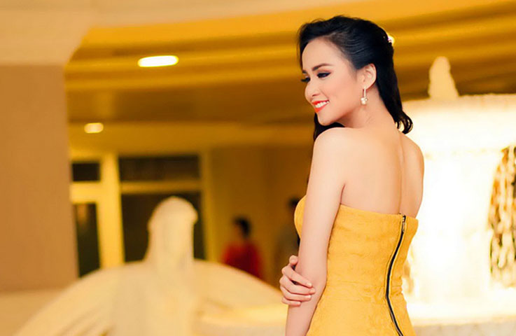 Ngày 30/5, Diễm Hương xuất hiện với vai trò giám khảo tại thành phố biển Vũng Tàu để chấm thi Hoa hậu các dân tộc Việt Nam 2013. Vốn là người có gout thời trang, cô khéo chọn váy quây màu vàng bó sát, tôn lên 3 vòng gợi cảm của cơ thể. 
