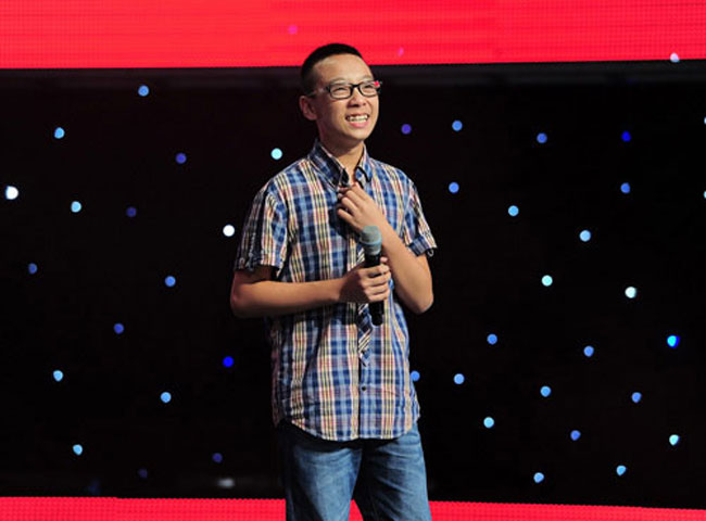 Cùng với Trí Dũng, The Voice Kids cũng có sự tham gia của gương mặt quen thuộc Vũ Song Vũ - cậu bé 14 tuổi từng tham gia thi và vào tới vòng chung kết của cuôc thi Việt Nam’s Got Talent 2012. Lần này, Vũ mang đến The Voice Kids ca khúc Biển Nhớ (Trịnh Công Sơn) khá buồn và giàu cảm xúc. Và cậu đã được HLV Thanh Bùi lựa chọn về đội.