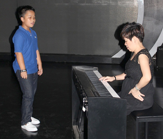 Nguyễn Lê Nguyên được sinh ra trong một gia đình yêu nghệ thuật nên tham gia cuộc thi âm nhạc, Nguyên luôn được mọi người trong nhà ủng hộ và sát cánh. Anh Nguyễn Anh Tuấn, ba của Nguyên luôn có mặt mọi lúc nọi nơi với Nguyên để vừa chỉ dẫn cho con mình cách hát, vừa sắp xếp việc học cho con ở trường, tất cả cũng chỉ mong Nguyên có màn trình diễn đột phá trong các cuộc thi. Ảnh Lê Nguyễn đang tích cực luyện tập cho đêm thi bán kết Việt Nam’s Got Talent 2012.
