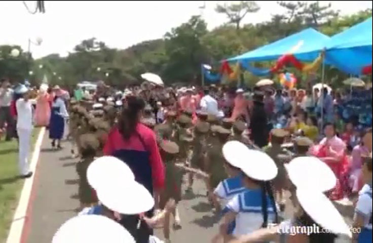 Ngoài bộ binh còn có cả các em trong trang phục Hải quân.