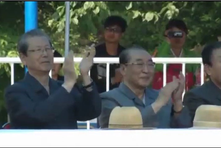 Ông Choe Thae Bok, Bí thư ban Chấp hành trung ương của đảng Lao động Triều Tiên, và Yang Hyong Sop, phó chủ tịch Quốc hội, cùng nhiều quan chức theo dõi lễ duyệt binh giả. (theo Telegraph).
