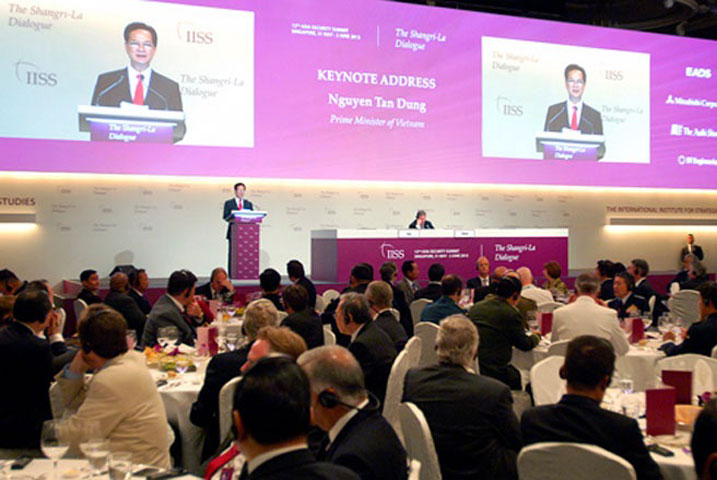 TS. John Chipman, Tổng giám đốc IISS, khẳng định: “Chúng tôi thực sự tự hào vì năm nay, Thủ tướng Nguyễn Tấn Dũng nhận lời phát biểu chính tại Đối thoại, đồng thời rất mong chờ bài phát biểu của Thủ tướng Nguyễn Tấn Dũng để hiểu hơn về những ưu tiên trong chính sách đối ngoại của Việt Nam đối với châu Á-Thái Bình Dương”.