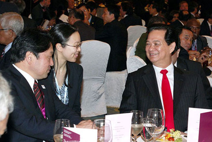 Thủ tướng Nguyễn Tấn Dũng trao đổi với Bộ trưởng Quốc phòng Nhật Bản Itsunori Onoder. (Theo VnEconomy. Ảnh: VGP).