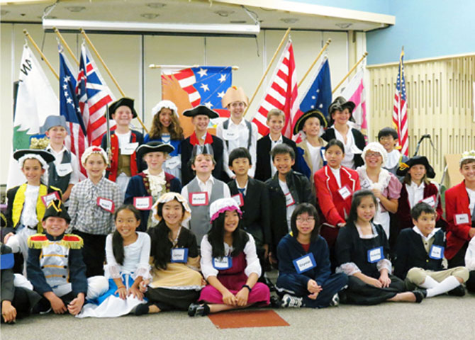 Buổi học và thực hành lịch sử nước Mỹ thú vị của học sinh lớp 5 trường tiểu học Courreges, thành phố Fountain Valley, quận Cam, bang California, diễn ra hôm 3/6.