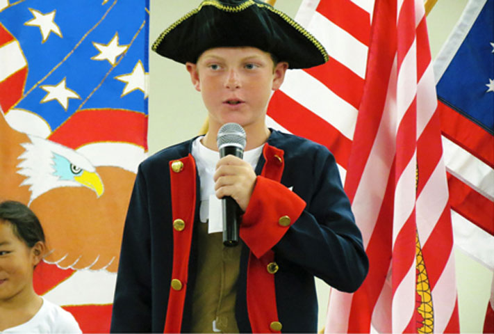 Các học sinh tự mình diễn lại một số giai đoạn nổi bật trong lịch sử, trong đó các trận đánh trong cuộc cách mạng Mỹ.