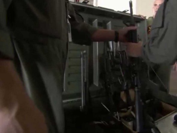 HMX-1 là trung đoàn không quân lớn nhất của lực lượng lính thủy đánh bộ Mỹ. Hiện nay trung đoàn này có khoảng 700 binh sỹ và 35 chiếc máy bay. Theo quy ước, chiếc trực thăng sơn trắng ở phía trên nóc chở theo Tổng thống, và những chiếc khác làm nhiệm vụ hộ tống, yểm trợ. Trên mỗi chiếc HMX-1 đều được trang bị vũ khí để bảo vệ.