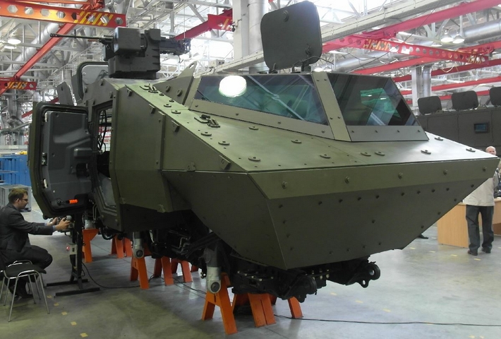Cận cảnh mẫu thử nghiệm xe Kamaz 63989 'siêu mới' với thiết kế dáng dấp hiện đại cho riêng Quân đội Nga đang được lắp ráp ở nhà máy Kamaz.