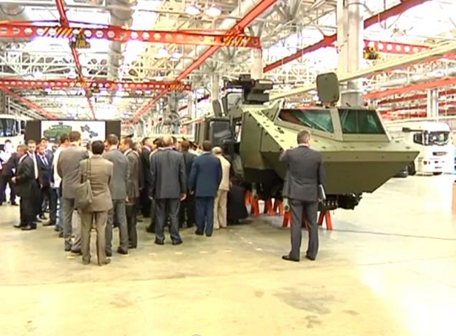 Xe bọc thép Kamaz-63989 là tâm điểm chú ý trong chuyến thăm tới nhà máy Kamaz của Bộ trưởng Quốc phòng Nga Sergei Shoigu.