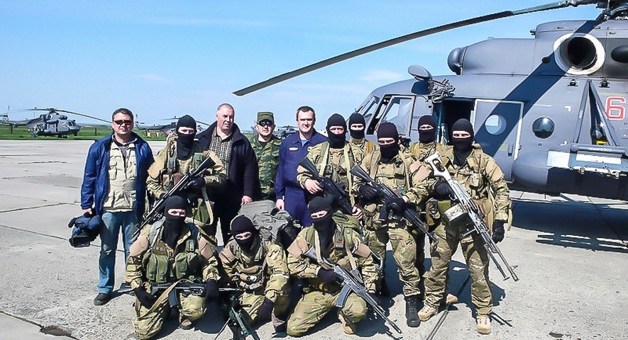 Đội tác chiến đặc biệt (SOF) của Nga chụp ảnh trước khi lên trực thăng Mi-8 và tới khu vực diễn tập.