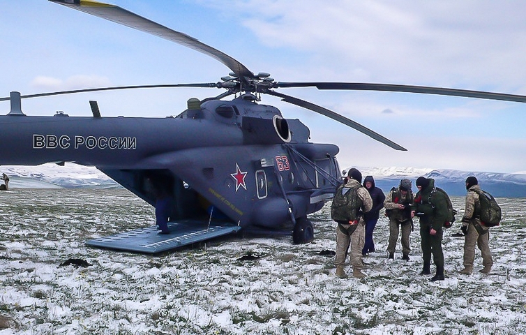 Trực thăng vận tải Mi-8 đưa đội SOF lên địa hình rừng núi ở độ cao tới 6.500 m so với mực nước biển.