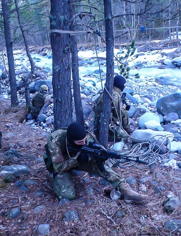 Trong khi đó, một đội SOF khác ngụy trang tác chiến trong rừng.