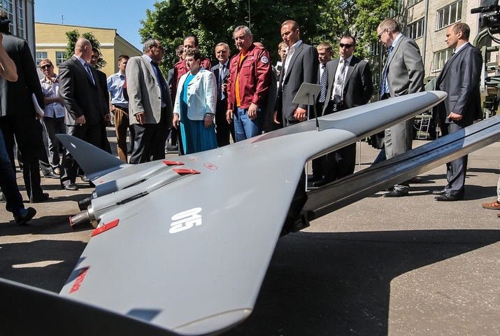 Phó Thủ tướng Nga Dmitry Rogozin vừa qua đã tới thăm nhà máy chế tạo vũ khí Degtyarev, nơi sản xuất ra những loại súng trường, súng máy nổi tiếng cho Quân đội Nga, cũng như là nơi đặt một phòng thí nghiệm chuyên thiết kế các kỹ thuật robot chiến đấu