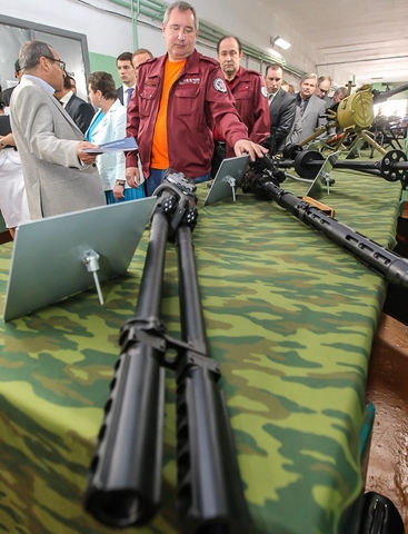 Ông Rogozin được thăm những loại súng trường, súng máy mới nhất của nhà máy Degtyarev.
