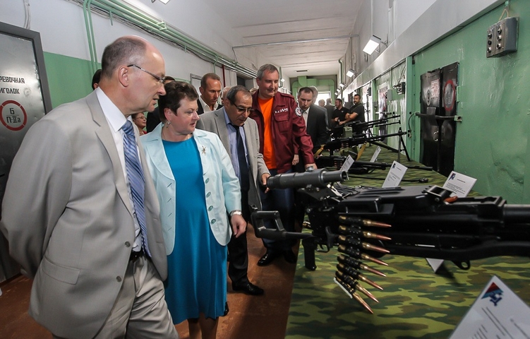 Các sản phẩm súng máy độ chính xác cao được nhà máy Degtyarev giới thiệu chi tiết với Phó Thủ tướng Rogozin.