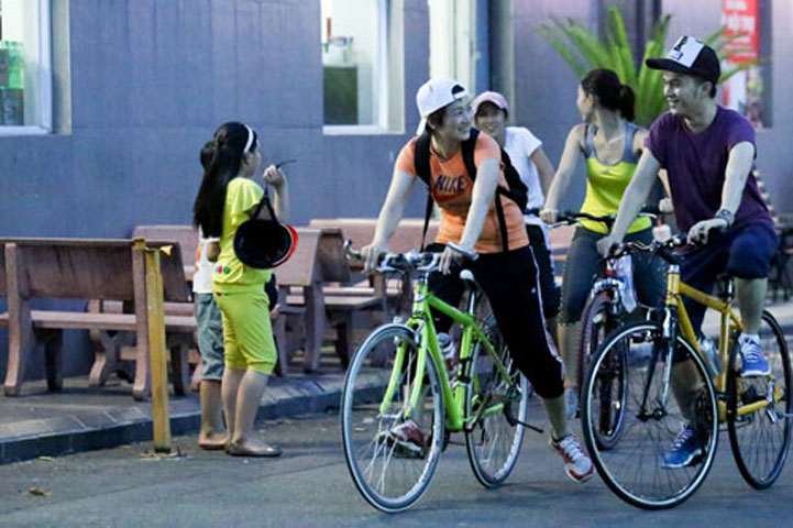  Thúy Vinh trốn con đạp xe thể dục cùng Nam Cường.