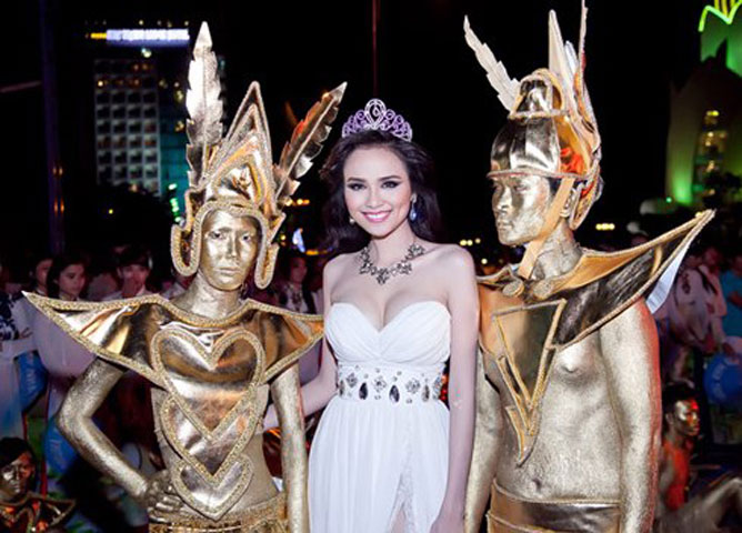 Diễm Hương diện bộ váy trắng có thiết kế vai trần, xẻ cao đùi đầy gợi cảm. Nhiều khán giả nhận ra Hoa hậu Thế giới Người Việt 2010 vì chiếc vương miện đội đầu lộng lẫy của cô.