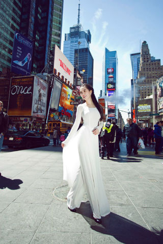 Trong tà áo dài trắng tinh khôi, Ngọc Trinh vô tư thả dáng ngọc ngà giữa đường phố New York đông đúc. 