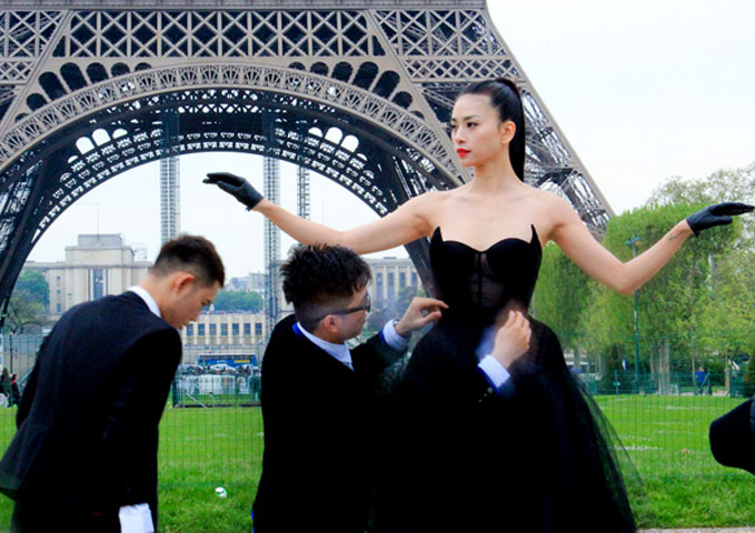   Ngô Thanh Vân thay váy dưới chân tháp Eiffel