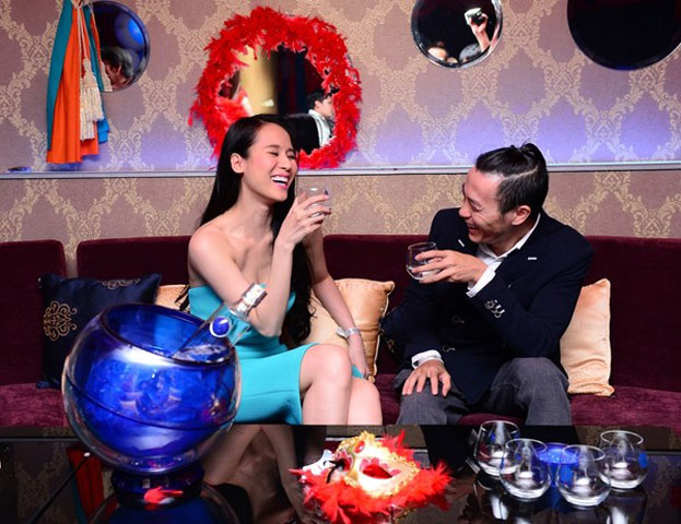   Diện một bộ váy màu xanh khoe vai trần quyến rũ, Thái Hà khá nổi bật tại đêm tiệc Burlesque - French Tuesdays.