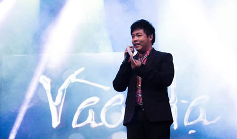   'Quang Lê xin phép mọi người cất phong bì vào túi áo, lần trước rơi mất 500.000 đồng, tiếc lắm', anh nói.