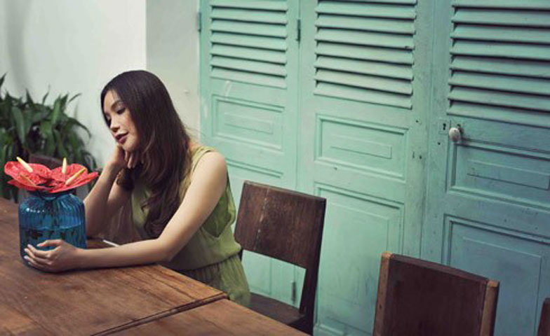 Hồ Quỳnh Hương khoe sắc dao kéo bên hoa.