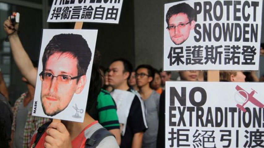 Hàng trăm người Hong Kong đã xuống đường ngày 15/6 kêu gọi chính quyền vùng lãnh thổ này bảo vệ Edward Snowden - người tiết lộ chương trình nghe lén người dân của Cơ quan an ninh quốc gia Mỹ (NSA) .