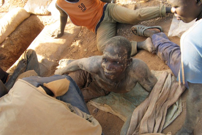 Đây là một bức ảnh chụp vào tháng 10/2012 do cảnh sát quốc tế Interpol cung cấp về những đứa trẻ làm việc trong một khu mỏ ở Burkina Faso - Tin: WSJ/Ảnh: Interpol/AP.
