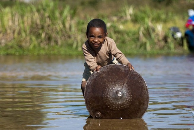 Một cậu bé đang làm việc trong một khu vực khai thác đá sapphire trên con sông ở thị trấn Ilakaka, Madagascar, vào tháng 5/2013 - Tin: WSJ/Ảnh: Zuma.