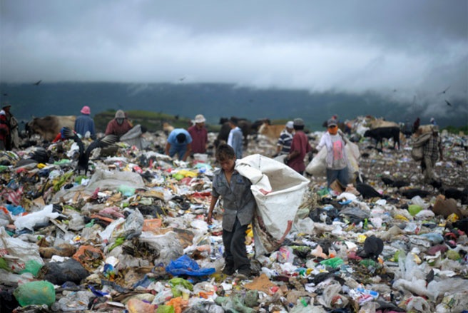 Một cậu bé nhặt rác trên một bãi rác thuộc ngoại ô thành phố Tegucigalpa, Honduras vào tháng 9/2012 - Tin: WSJ/Ảnh: Reuters.