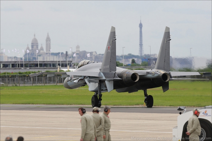 Trong ảnh là chiếc chiến đấu cơ Su-35S số hiệu 07 của Không quân Nga được đưa tới triển lãm hàng không Paris (Pháp) để thực hiện các màn bay trình diễn cũng như giới thiệu với các đối tác nước ngoài.