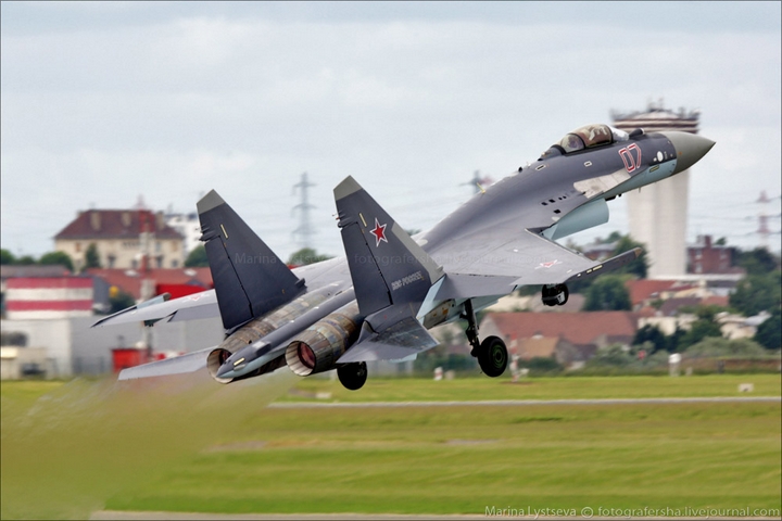  Được sử dụng công nghệ thế hệ thứ năm, Su-35S có thể tấn công đồng thời nhiều mục tiêu bằng cách sử dụng cả các tên lửa dẫn đường/không dẫn đường 