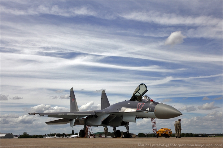 Cận cảnh chiếc Su-35S số hiệu 07 tại triển lãm hàng không Paris.