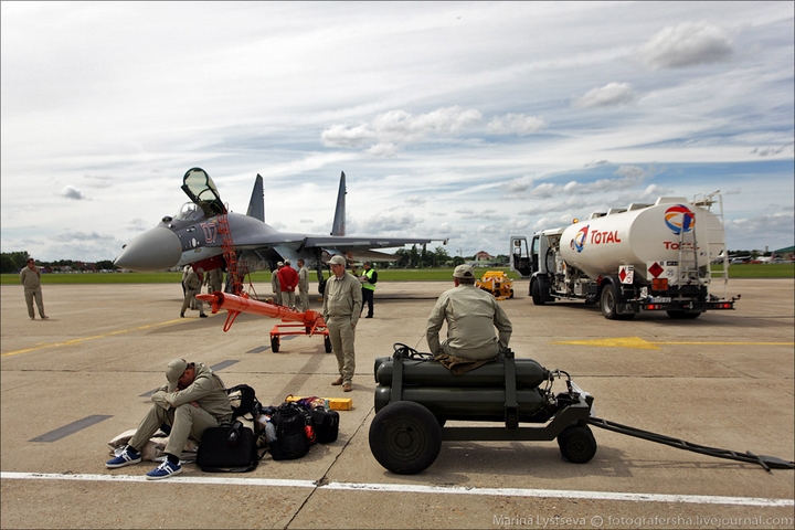 Triển lãm hàng không Paris Air Show lần thứ 50, diễn ra ở trung tâm triển lãm Le Bourget từ ngày 17-23/6. Đây là một trong những triển lãm hàng không lớn nhất và lâu đời nhất trên thế giới với sự hội tụ của 2.113 các hãng, nhà sản xuất quốc phòng từ 45 quốc gia trên thế giới.