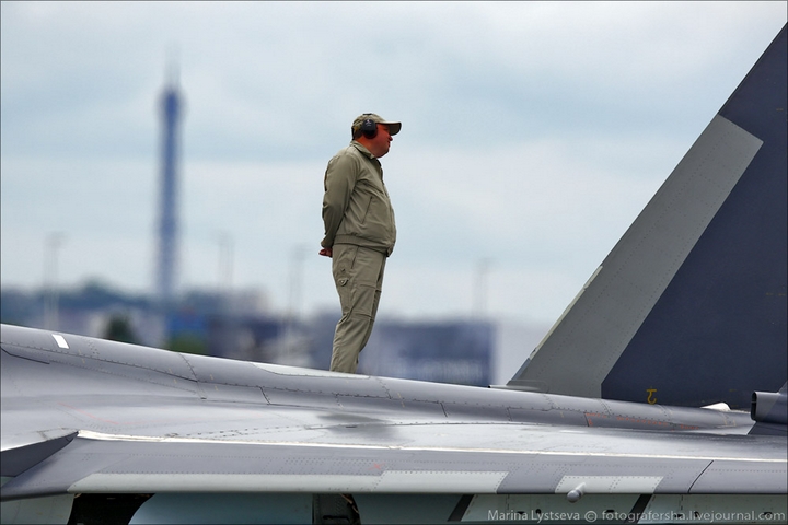 Nhân viên kỹ thuật người Nga đứng trên lưng máy bay Su-35S.