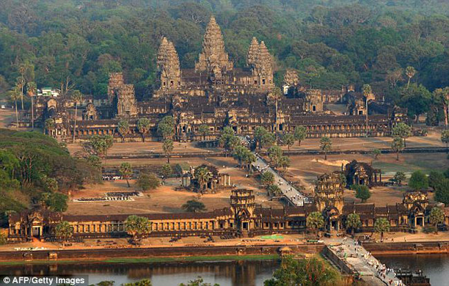 Người được cho là xây dựng nên khu thành cổ trên là vua Jayavarman II, một vị vua của Campuchia trong thế kỷ thứ 9, được công nhận rộng rãi như là người sáng lập vương quốc Khmer, cai trị phần lớn Đông Nam Á đại lục trên 600 năm.