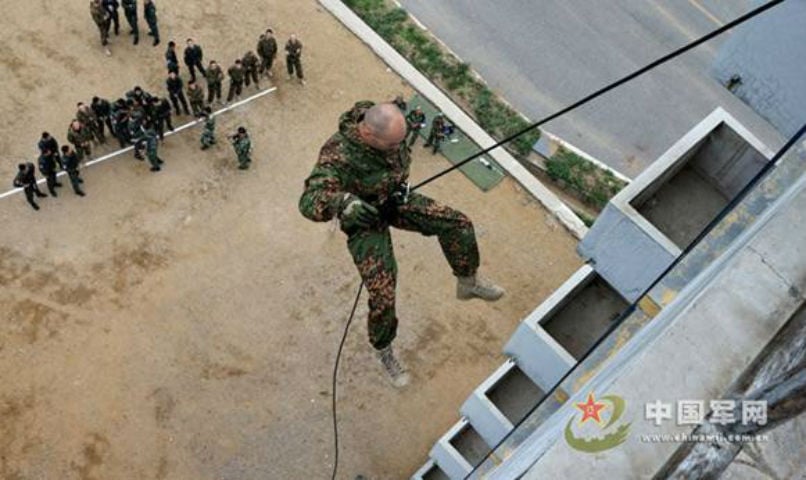 Một binh lính Nga đu dây từ nhà cao tầng