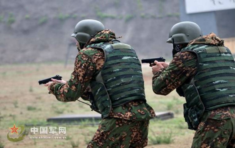 Lực lượng đặc nhiệm hai nước đều tiến hành kiểm tra bắn đạn thật. Gia Nghĩa (theo chinamil.com.cn)