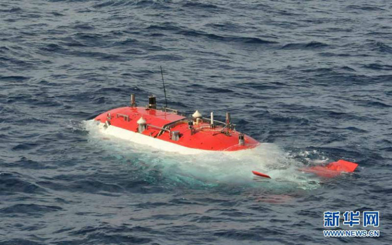 Chiếc tàu ngầm và 3 người trong đoàn thủy thủ đã lặn xuống một độ sâu khoảng 1.400 mét và thăm dò được 'khá nhiều' tài nguyên dưới đáy biển.