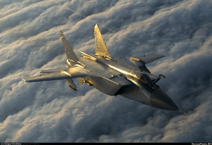Tiêm kích đánh chặn số 1 thế giới MiG-31 vụt bay trên tầng mây.