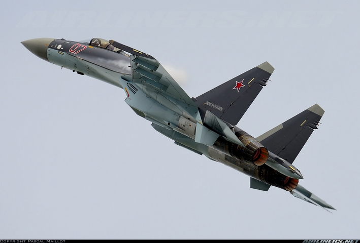 Chiến đấu cơ đa năng, siêu cơ động Su-35S leo thẳng lên bầu trời.