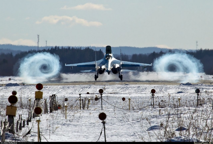 2 vệt xóay tròn ấn tượng, được tạo ra khi một chiến đấu cơ Su-27 hạ cánh.