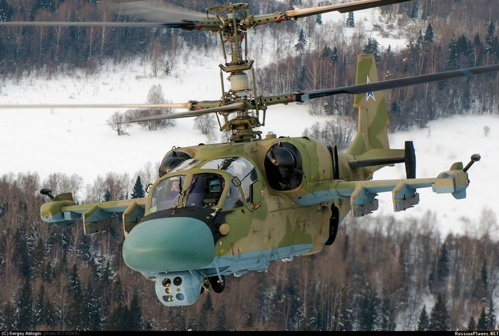 Trực thăng tiến công đa năng Ka-50 bay lượn trên rừng núi tuyết.