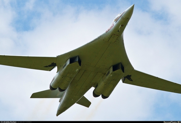 Máy bay ném bom chiến lược Tu-160 như một gã khổng lồ trên bầu trời.