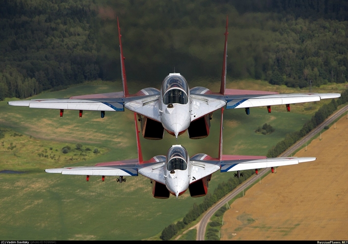 Bộ đôi chiến đấu cơ MiG-29 lượn trên bầu trời.