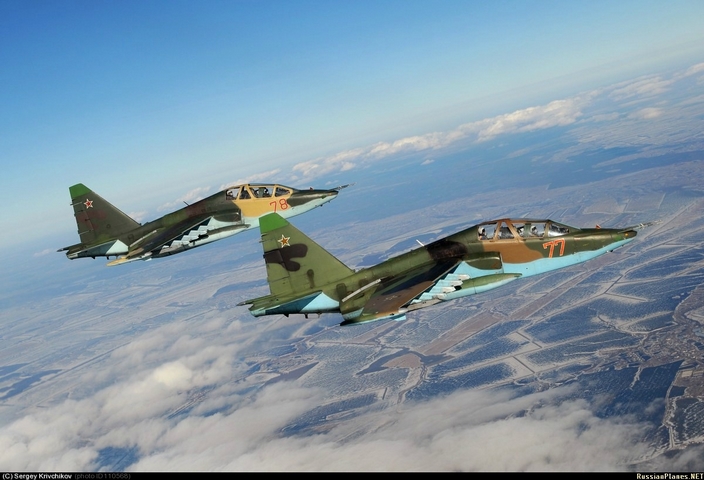 Hai cường kích cơ Su-25 tuần tra trên không.