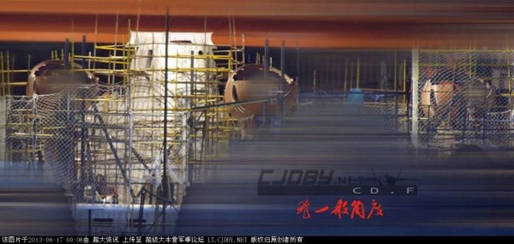 Có thể quan sát thấy 3 khối động cơ cánh quạt của một tàu đổ bộ Bison đang được Trung Quốc đóng hoàn thiện. Qua đó, có thể  khẳng định đây là một trong 2 tàu đổ bộ Bison được Trung Quốc đóng theo giấy phép của Ukraina.